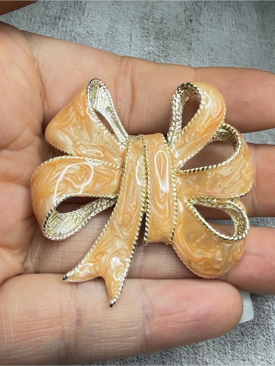 TC Jewelry - Vintage Tanya Creations TC Peach Enamel Bow Brooch Gold Tone 2 Inches
